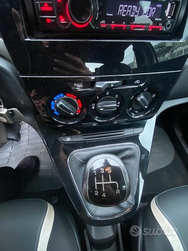 Usata Lancia Ypsilon 86 CV (63 kW) 2015 Grigio Utilitaria