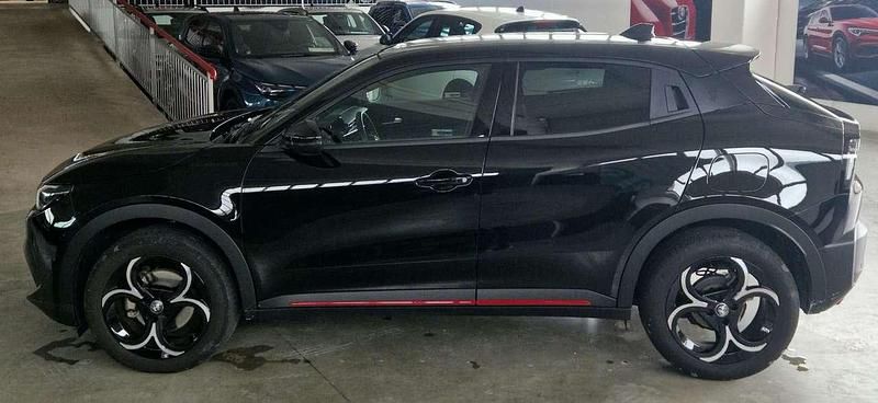 Käytetty Alfa Romeo Junior Edizione Speciale 136 HP (100 kW) 2025 Musta Katumaasturi