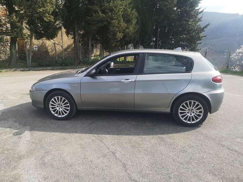 Usata Alfa Romeo 147 Distinctive 105 CV (77 kW) 2005 Grigio Utilitaria