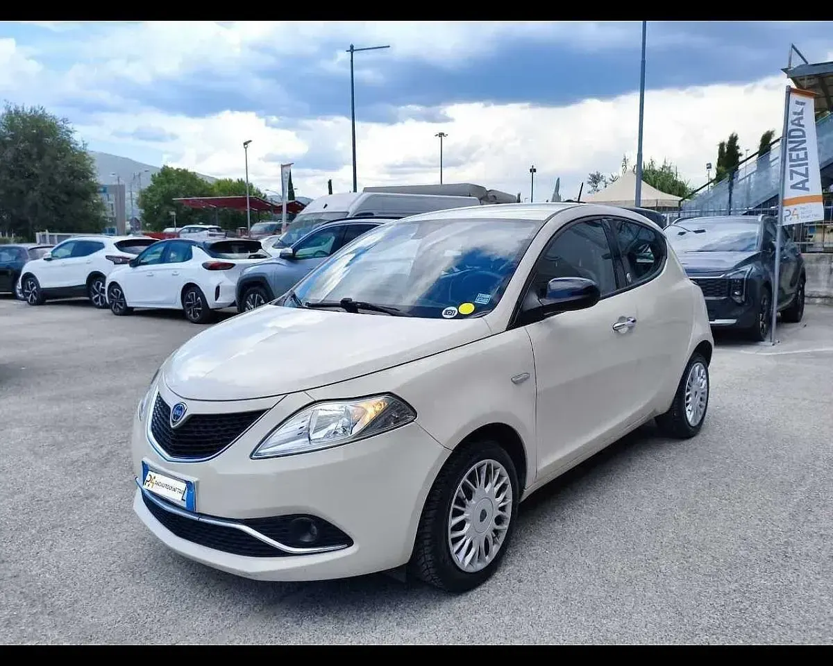 Usata Lancia Ypsilon Gold 69 CV (50 kW) 2016 Utilitaria