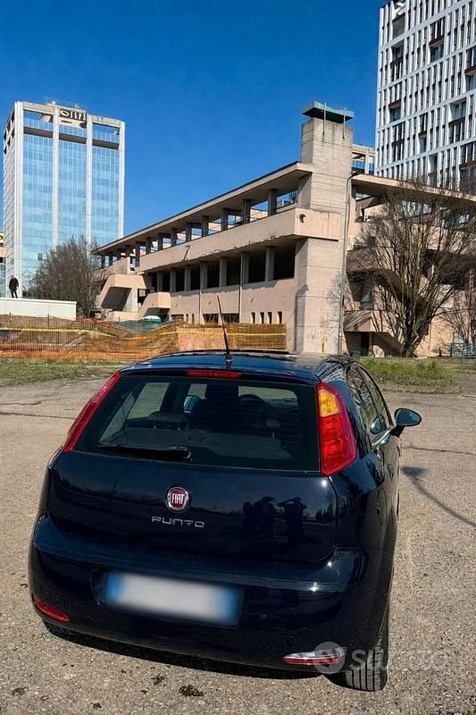 Usata Fiat Punto Lounge 69 CV (50 kW) 2015 Blu Utilitaria