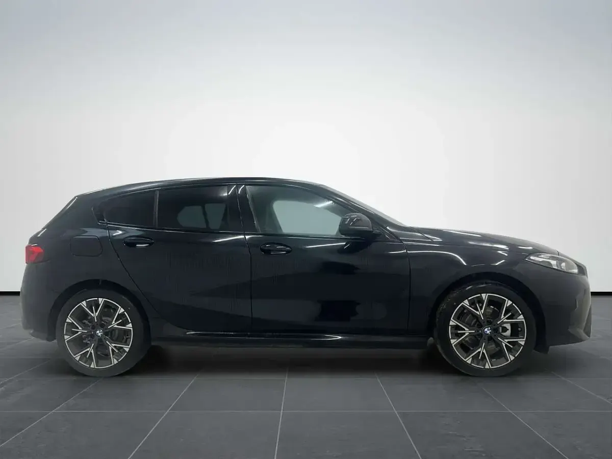 Nuova BMW 120 150 CV (110 kW) 2026 Black sapphire metallizzato Utilitaria