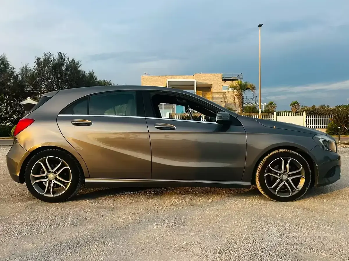 Usata Mercedes A200 136 CV (100 kW) 2016 Grigio Utilitaria