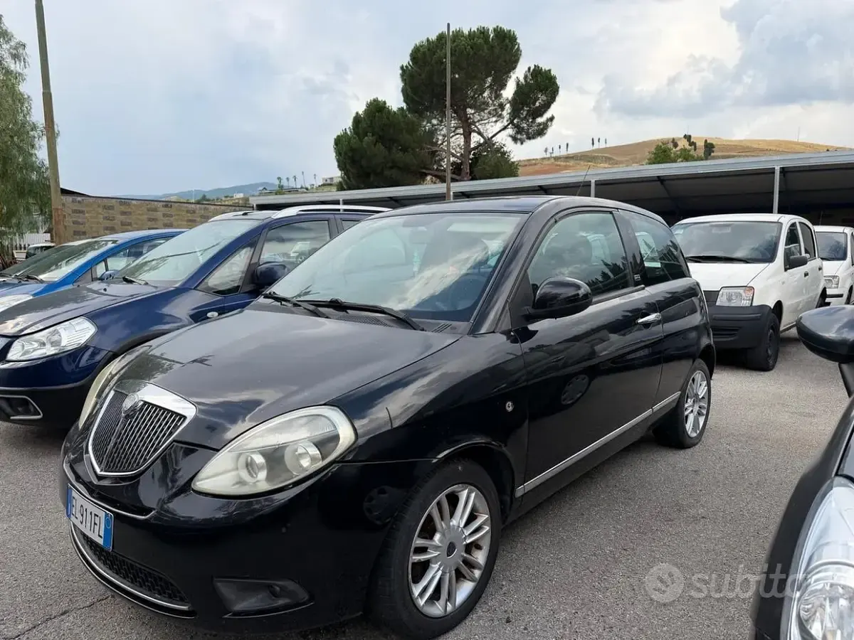 Usata Lancia Ypsilon 75 CV (55 kW) 2012 Nero Utilitaria
