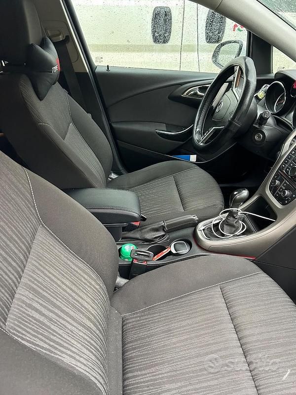 Usata Opel Astra 110 CV (80 kW) 2012 Bianco Berlina