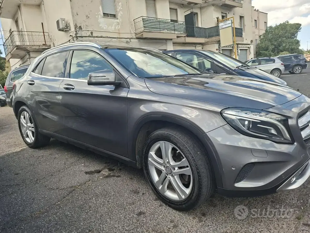 Usata Mercedes GLA200 136 CV (100 kW) 2017 Grigio SUV