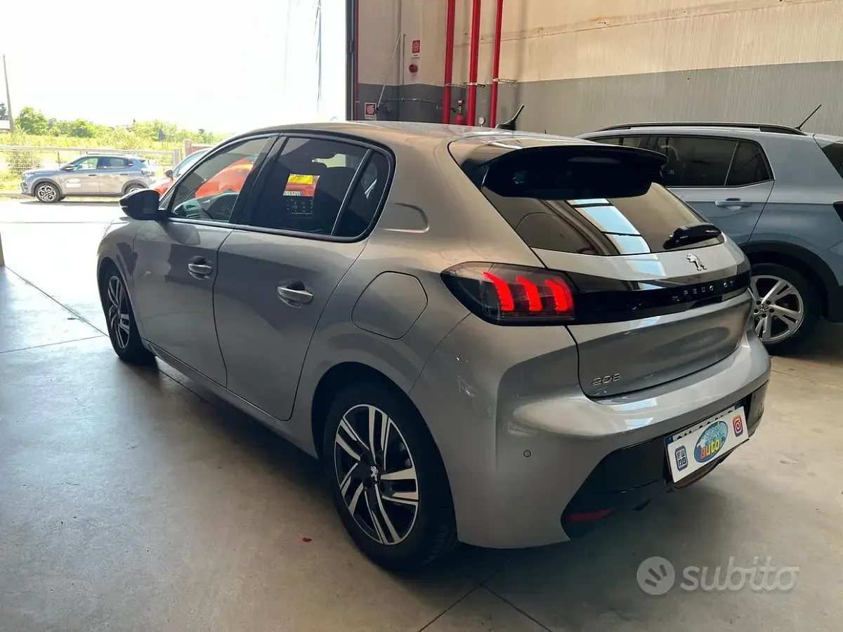 Usata Peugeot 208 Allure 102 CV (75 kW) 2022 Grigio Utilitaria