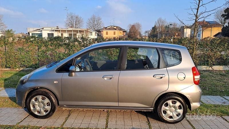 Usata Honda Jazz 78 CV (57 kW) 2005 Grigio Utilitaria