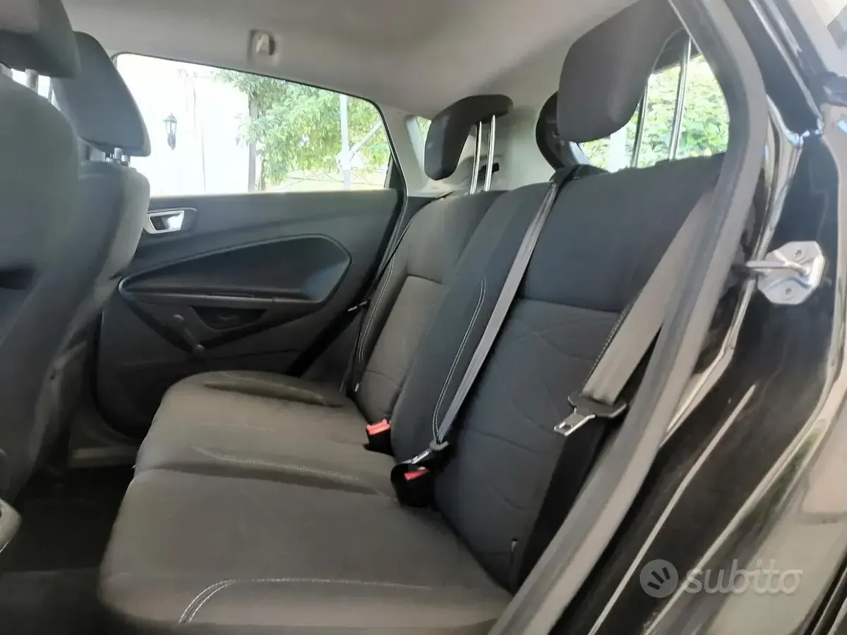 Usata Ford Fiesta 75 CV (55 kW) 2015 Nero Utilitaria