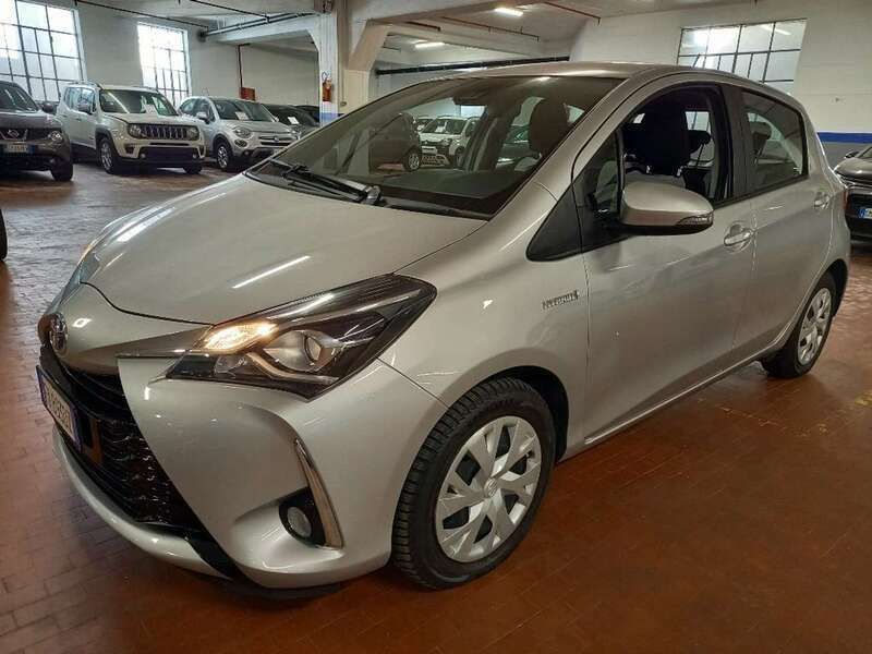Grigio Usata 2019 Toyota Yaris Hybrid Active Tre volumi | 14.900 € (Buon prezzo) - Immagine 1/4