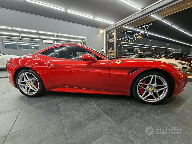 Usata Ferrari California 560 CV (411 kW) 2015 Rosso Cabrio