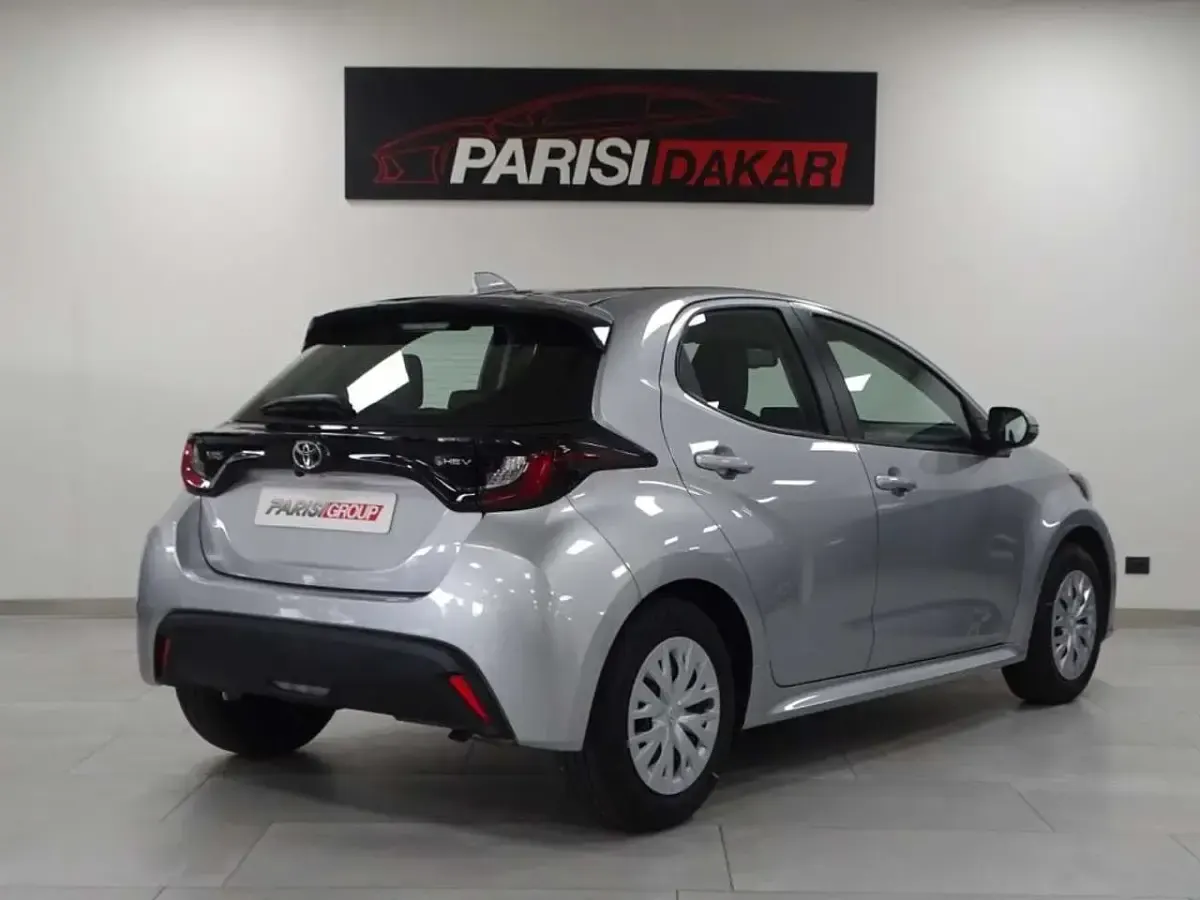 Nuova Toyota Yaris Hybrid Active 92 CV (67 kW) 2026 Argento Berlina