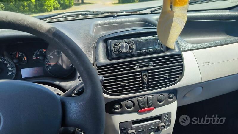 Usata Fiat Punto 80 CV (58 kW) 2004 Verde Utilitaria