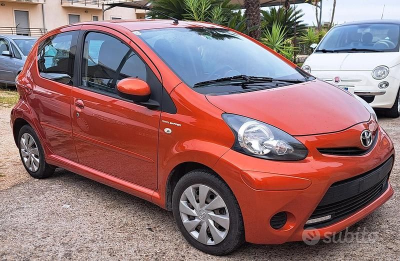 Usata Toyota Aygo Connect Style 67 CV (49 kW) 2013 Arancione Utilitaria