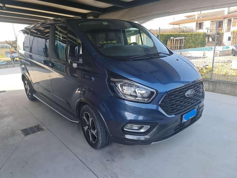 Usata Ford Tourneo Active 185 CV (136 kW) 2021 Blu/azzurro Monovolume