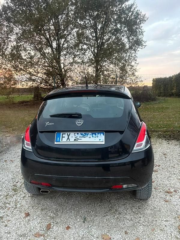 Usata Lancia Ypsilon 80 CV (58 kW) 2019 Nero Utilitaria
