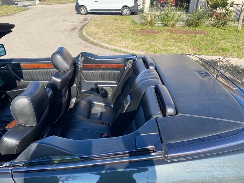 Usata Mercedes E300 220 CV (161 kW) 1992 Nero Cabrio
