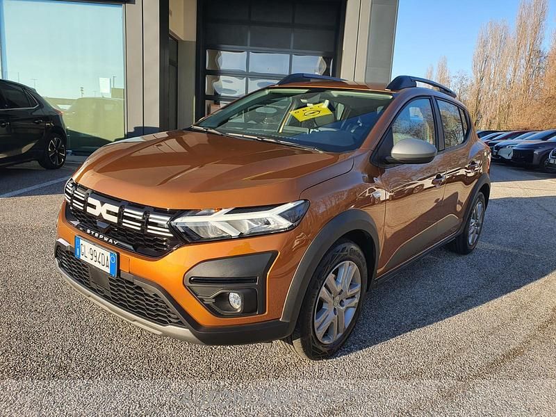 Arancione Usata 2023 Dacia Sandero Comfort Tre volumi | 13.500 € (Buon prezzo) - Immagine 1/4