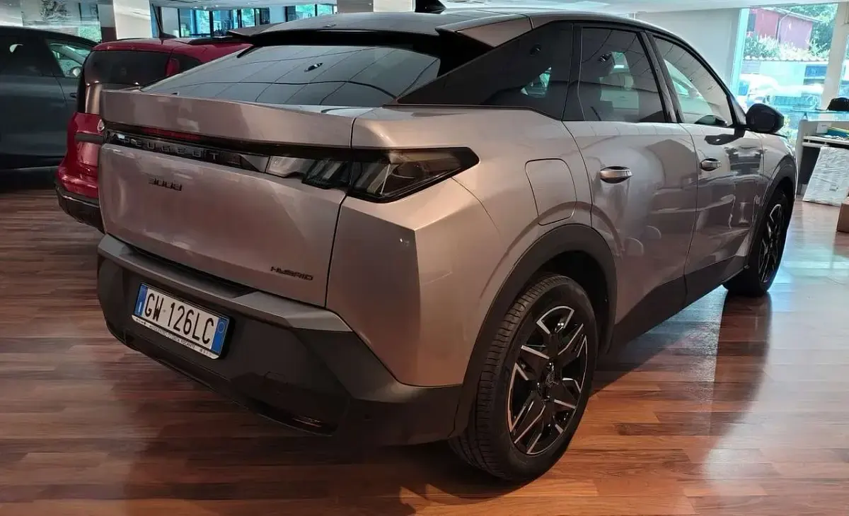 Usata Peugeot 3008 Allure 136 CV (100 kW) 2024 Grigio SUV