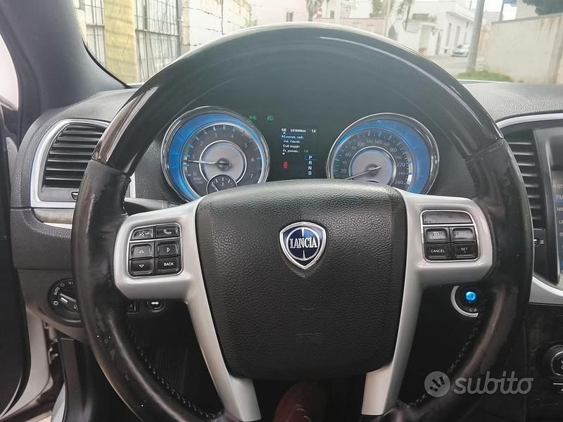 Usata Lancia Thema 190 CV (139 kW) 2011 Grigio Berlina