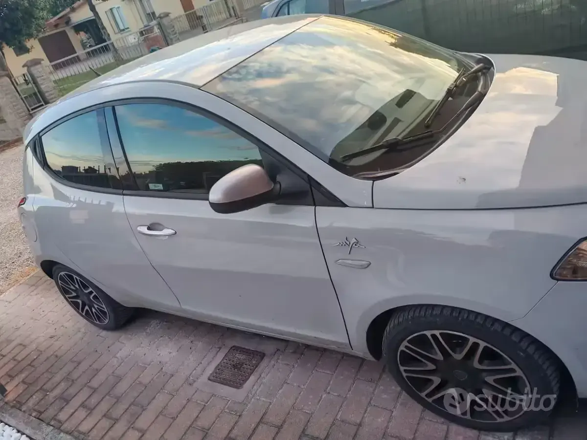 Usata Lancia Ypsilon 69 CV (50 kW) 2018 Grigio Utilitaria
