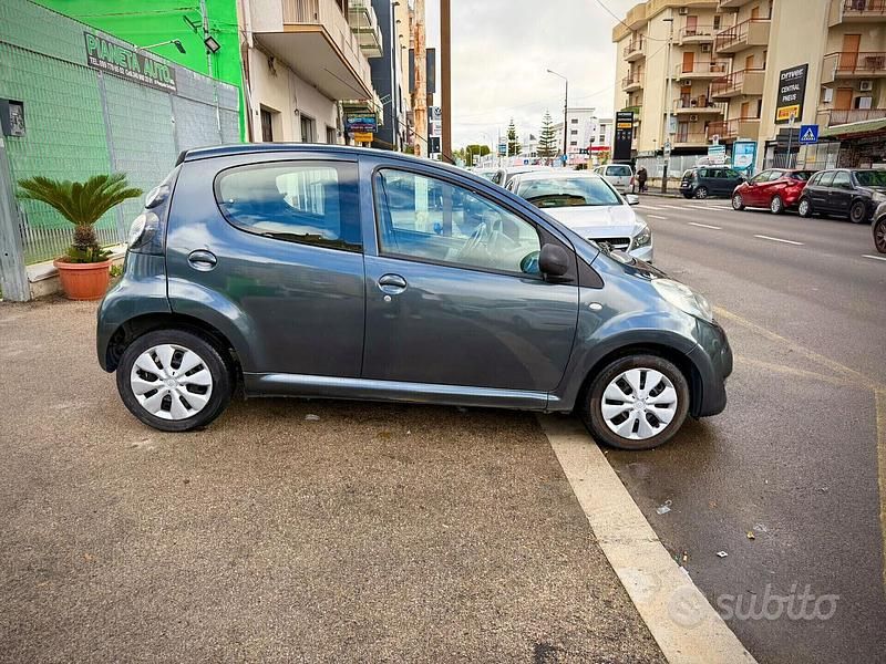 Occasion Citroën C1 Attraction 68 ch (50 kW) 2011 Gris Citadine