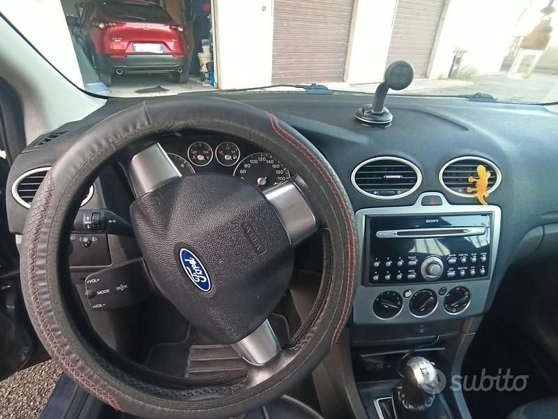 Usata Ford Focus 90 CV (66 kW) 2005 Grigio Berlina