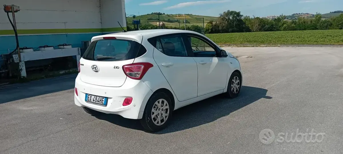 Usata Hyundai i10 67 CV (49 kW) 2015 Bianco Utilitaria