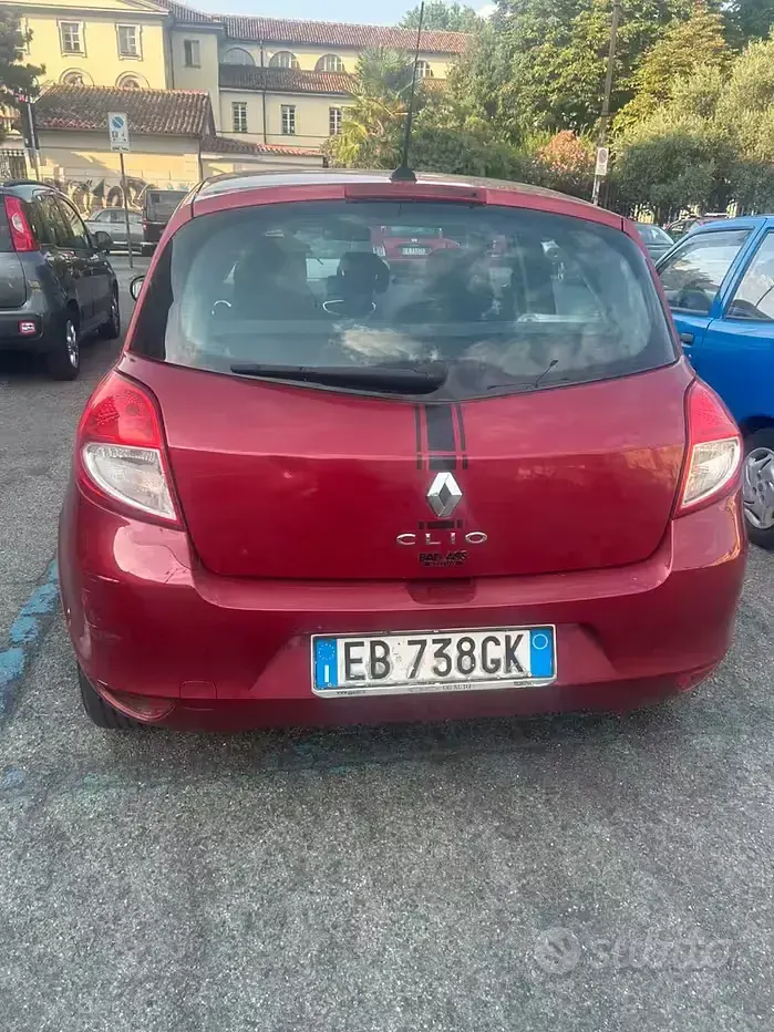 Usata Renault Clio II 75 CV (55 kW) 2010 Rosso Berlina