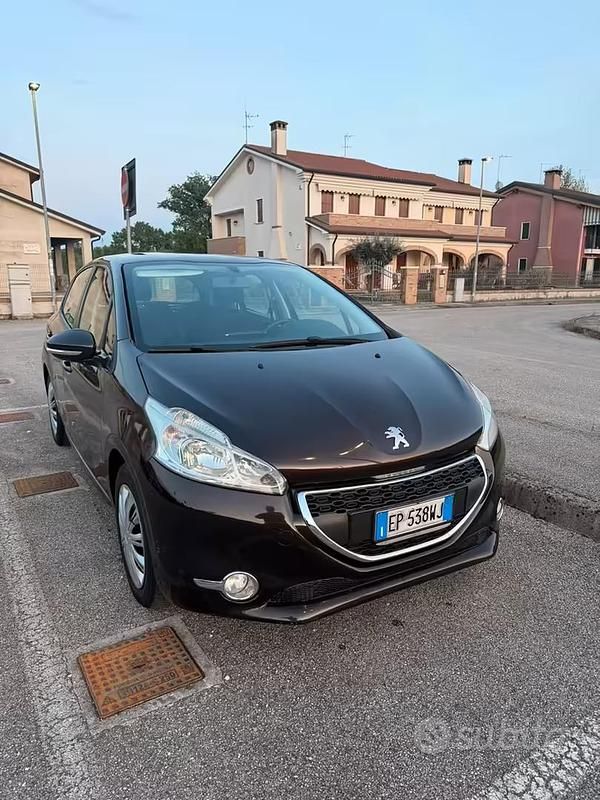 Usata Peugeot 208 Active 68 CV (50 kW) 2012 Marrone Utilitaria