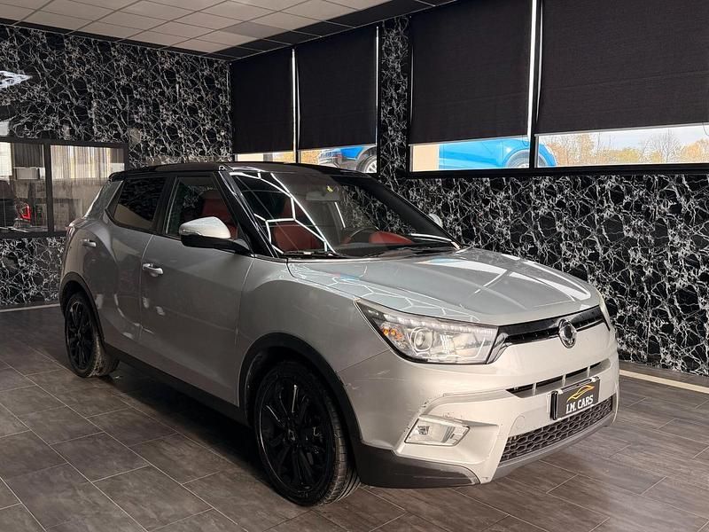 Argento Usata 2016 Ssangyong (KGM) Tivoli SUV | 6000 € (Cara) - Immagine 1/4