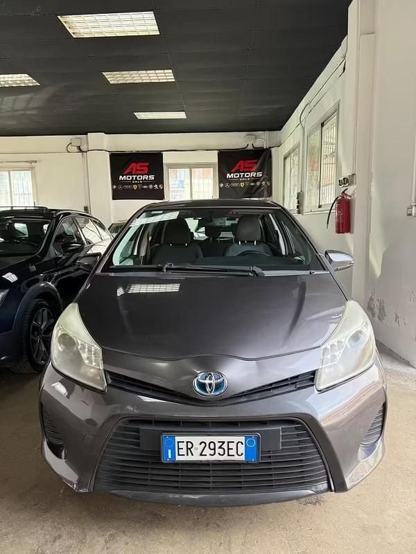 Usata Toyota Yaris Hybrid Lounge 75 CV (55 kW) 2013 Grigio Berlina