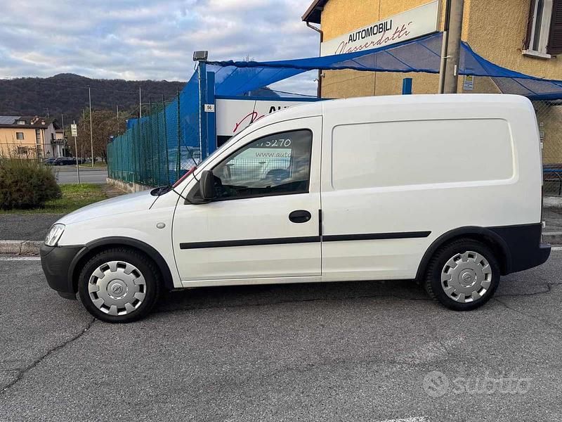 Usata Opel Combo 97 CV (71 kW) 2009 Bianco pastello Furgone
