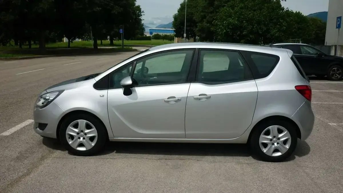 Usata Opel Meriva 101 CV (74 kW) 2017 Argento Monovolume