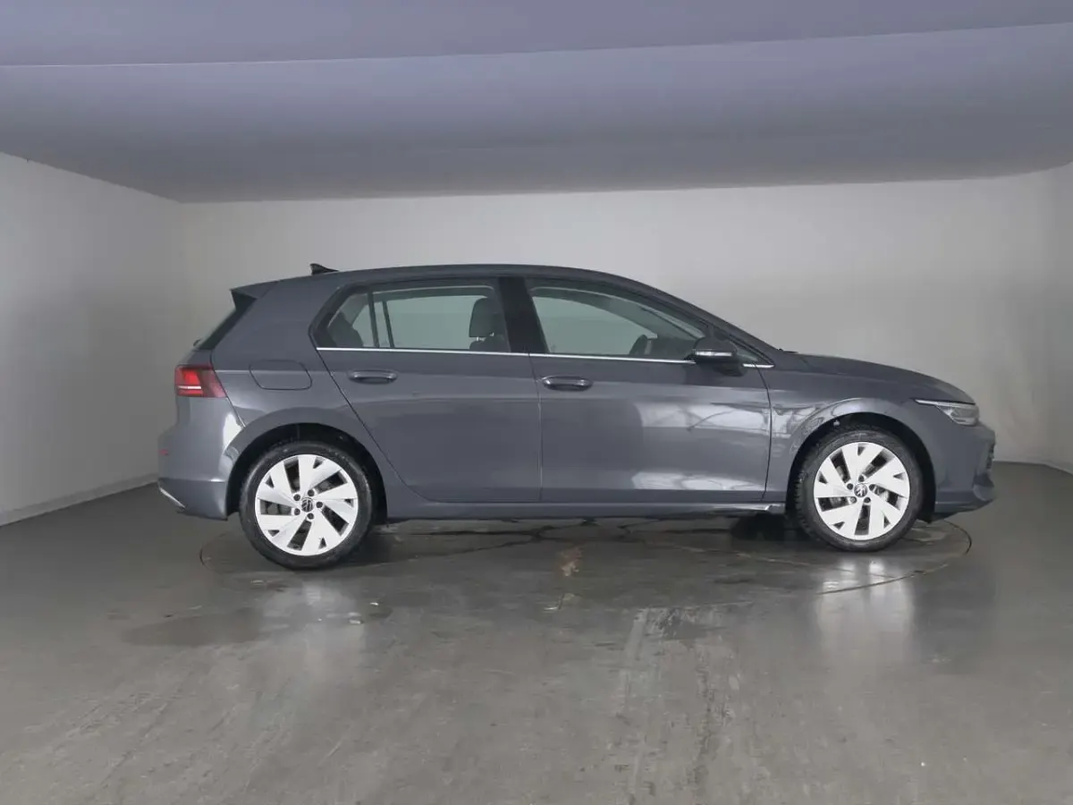 Usata VW Golf VIII Style 150 CV (110 kW) 2025 Dolphin grey metallizzato Berlina