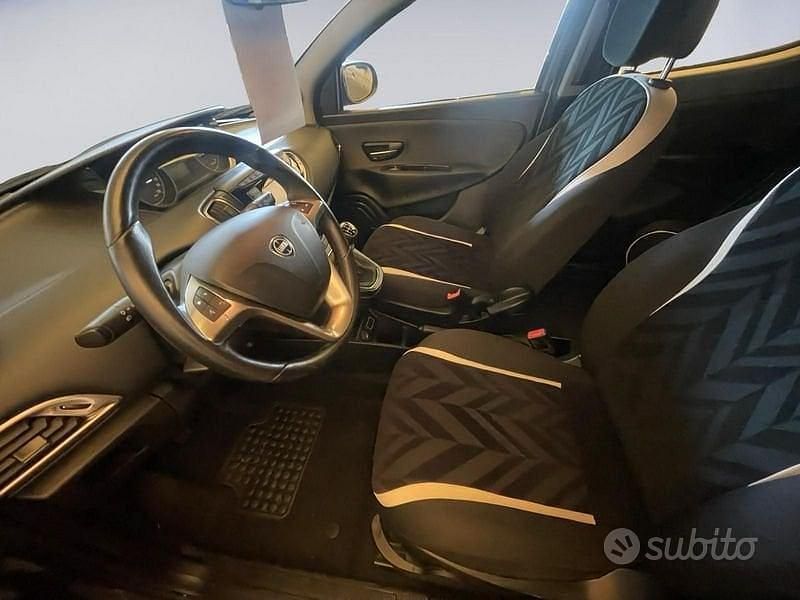 Usata Lancia Ypsilon Gold 69 CV (50 kW) 2017 Grigio Utilitaria