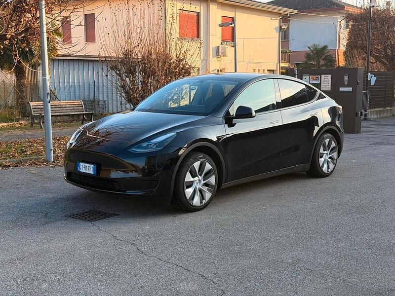 Nero Usata 2024 Tesla Model Y RWD SUV | 33.900 € (Buon prezzo) - Immagine 1/4