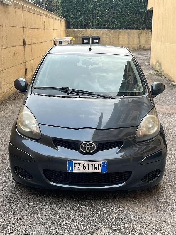 Grigio Usata 2010 Toyota Aygo Due volumi | 3000 € (Ottimo prezzo) - Immagine 1/4