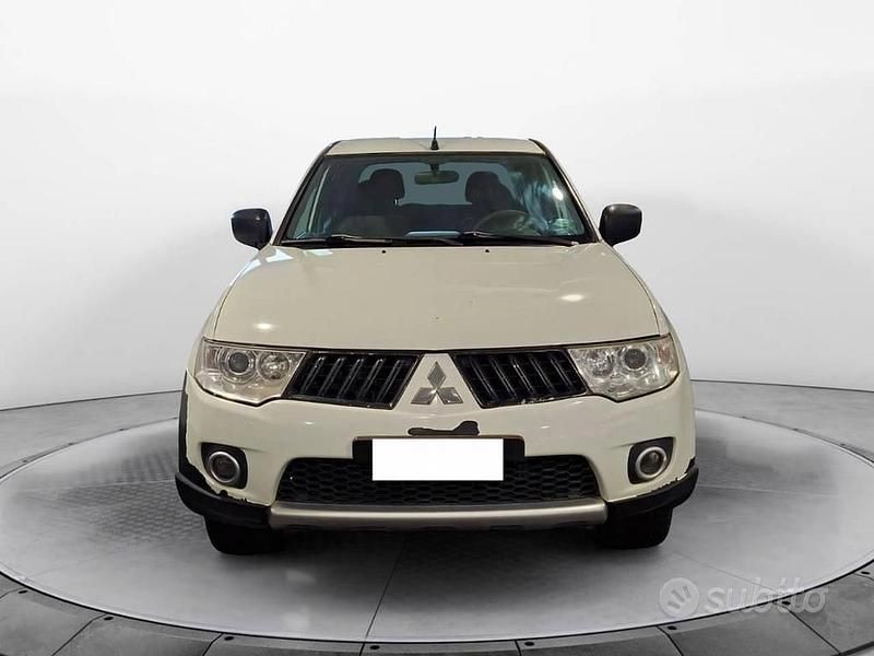 Usata Mitsubishi L200 Invite+ 136 CV (100 kW) 2011 Bianco Pick-up
