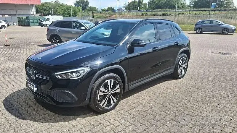 Käytetty Mercedes GLA180 116 HP (85 kW) 2022 Musta Katumaasturi