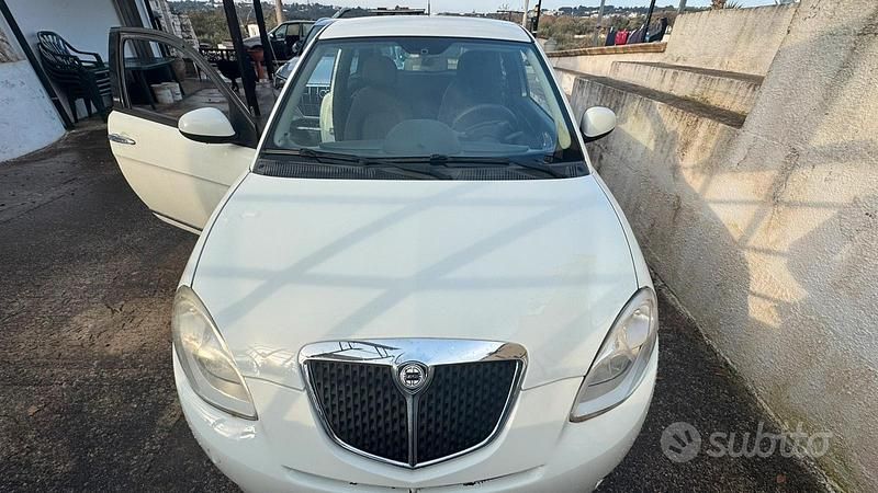 Usata Lancia Ypsilon 75 CV (55 kW) 2011 Bianco Utilitaria