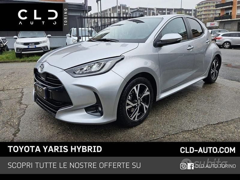 Grigio Usata 2025 Toyota Yaris Hybrid Tre volumi | 18.999 € (Super prezzo) - Immagine 1/4