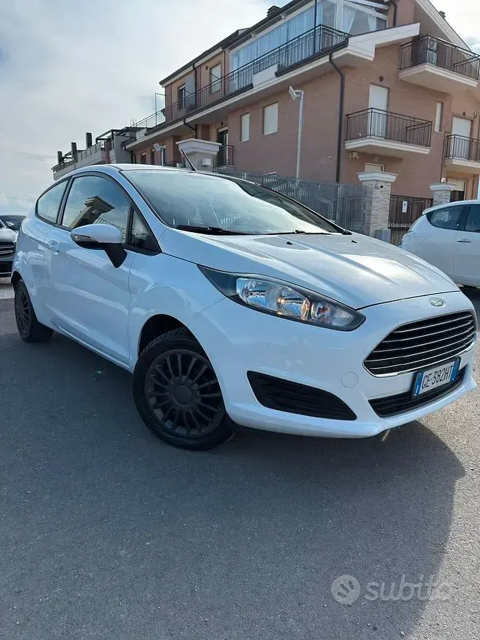 Usata Ford Fiesta Titanium 60 CV (44 kW) 2015 Bianco Utilitaria