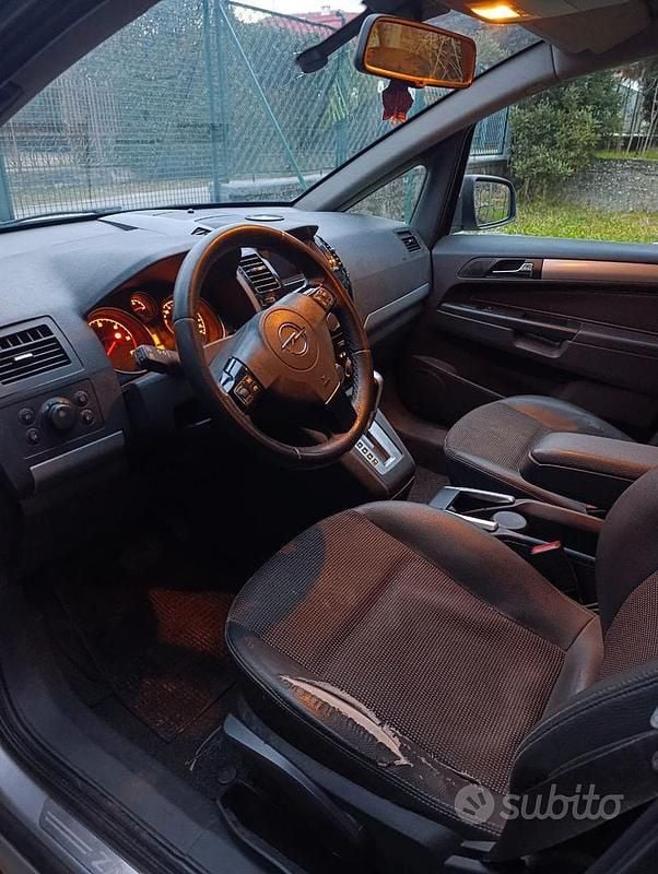 Usata Opel Zafira 150 CV (110 kW) 2009 Grigio Monovolume