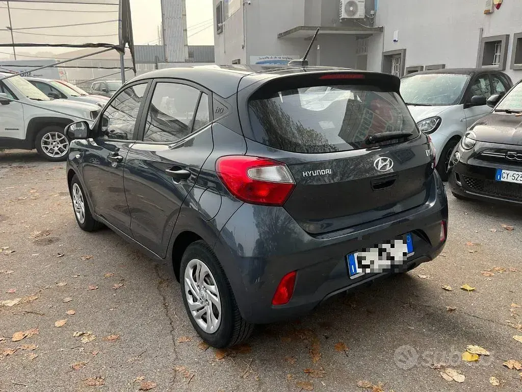 Usata Hyundai i10 Advanced 67 CV (49 kW) 2022 Grigio scuro metallizzato Utilitaria