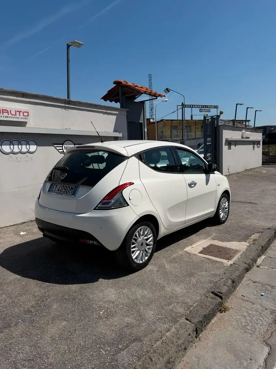 Usata Lancia Ypsilon Gold 95 CV (69 kW) 2015 Bianco Utilitaria