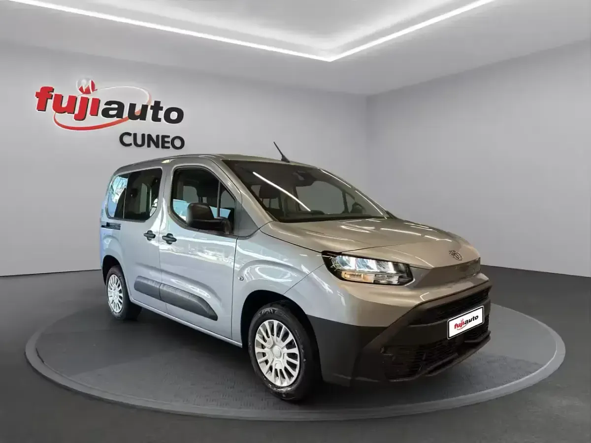 Nuova Toyota Proace Verso City 102 CV (75 kW) 2026 Silver met Station wagon
