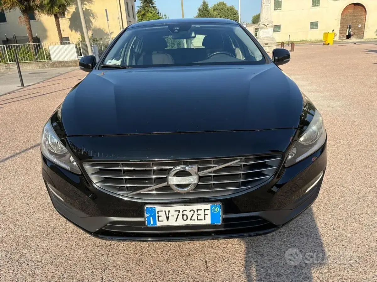 Usata Volvo V60 Summum 136 CV (100 kW) 2014 Nero Station wagon