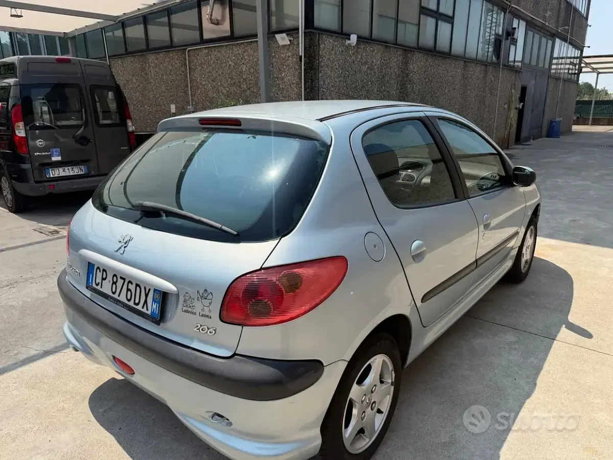 Usata Peugeot 206 88 CV (64 kW) 2004 Bluazzurro Berlina