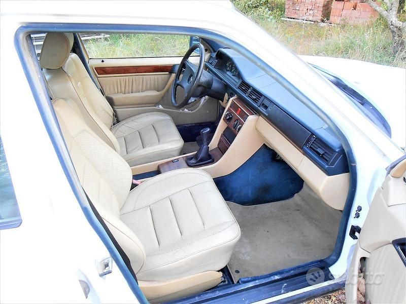 Begagnad Mercedes E200 122 HK (89 kW) 1987